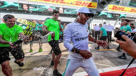 hamilton-celebracion-soymotor-1.jpg