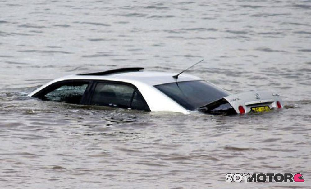 Caer con tu coche al agua y poder contarlo, en cinco claves SoyMotor.com