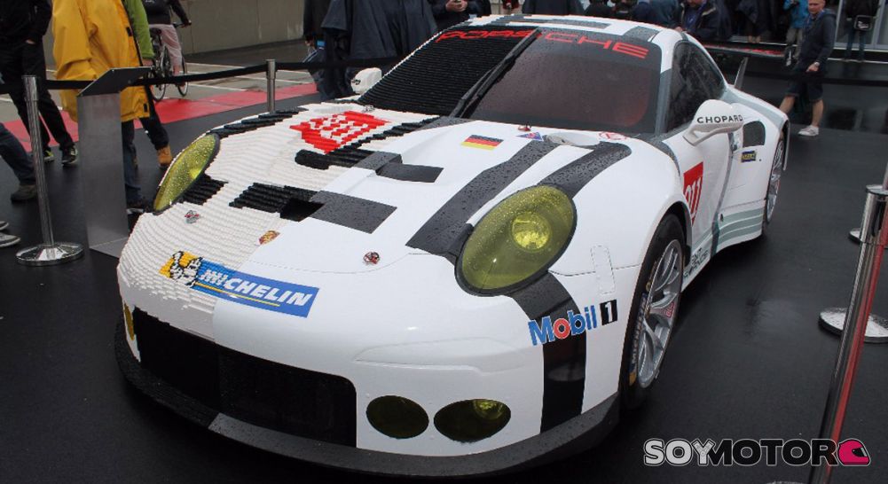 Asimilación Poner a prueba o probar Hombre En Le Mans tiene cabida un Porsche 911 RSR de LEGO | SoyMotor.com