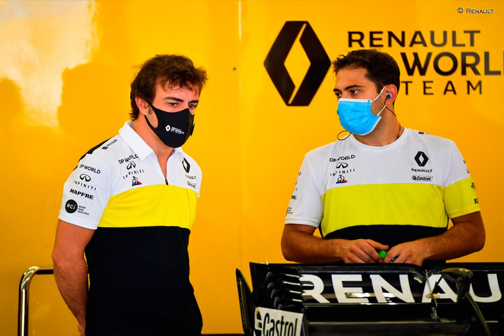 Alonso en su test con el Renault RS18 en Baréin - SoyMotor.com
