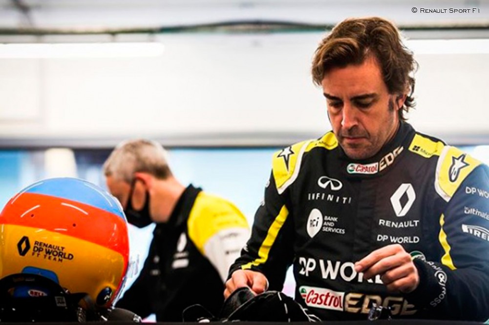 Filming day de Alonso con el Renault RS20 en Barcelona - SoyMotor.com