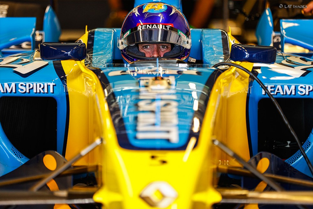 Exhibición de Alonso al volante del R25 en Yas Marina - SoyMotor.com