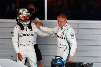 Lewis Hamilton consuela a Valtteri Bottas tras la carrera