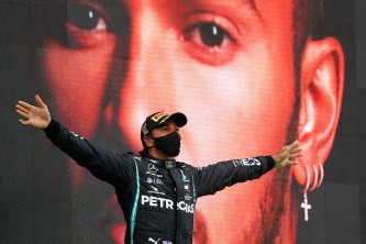 Hamilton gana en Portugal y supera a Schumacher; Sainz sexto - SoyMotor.com