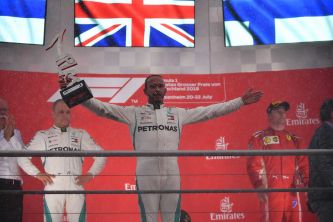 Lewis Hamilton celebra la victoria en el podio de Alemania - SoyMotor