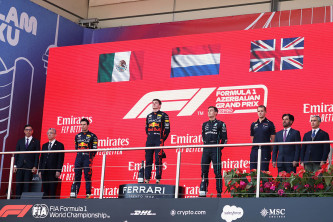 Doblete Red Bull en Bakú y los dos Ferrari abandonan; Alonso, séptimo - SoyMotor.com
