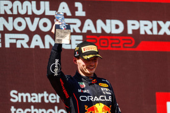 Verstappen gana en Francia y accidente de Leclerc; Sainz y Alonso, en el 'top 6' - SoyMotor.com