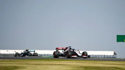 Grosjean_Bottas_Silverstone_1_viernes_2020_soymotor.jpg