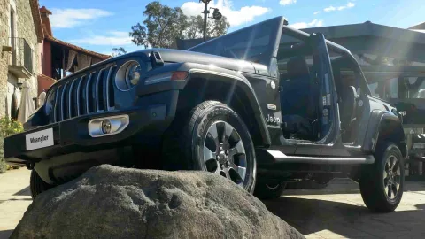 Jeep Wrangler Sahara 5 puertas delantera.jpg