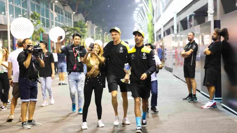 Ricciardo_Hulkenberg_aficionados_Singapur_2019_viernes_soymotor.jpg