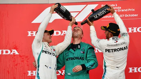 bottas-hamilton-Matt-Deane-podio-carrera-gp-japon-2018-soymotor.jpg