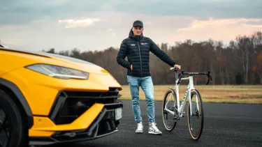 Matthieu van der Poel con un Lamborghini Urus - SoyMotor.com