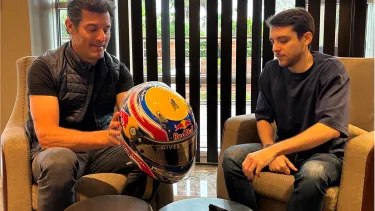 Mark Webber con Oriol, el chico que cogió su casco ganador del GP de España de 2010 - SoyMotor.com