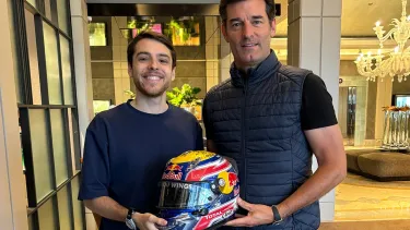 Mark Webber con Oriol, el chico que cogió su casco ganador del GP de España de 2010 - SoyMotor.com