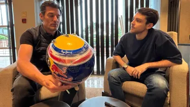 Mark Webber con Oriol, el chico que cogió su casco ganador del GP de España de 2010 - SoyMotor.com