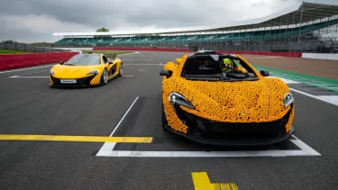 Lando Norris conduce un McLaren P1 de Lego en Silverstone - SoyMotor.com