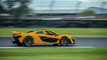 Lando Norris conduce un McLaren P1 de Lego en Silverstone - SoyMotor.com