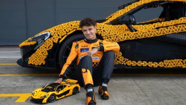 Lando Norris conduce un McLaren P1 de Lego en Silverstone - SoyMotor.com