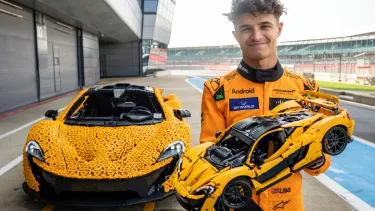 Lando Norris conduce un McLaren P1 de Lego en Silverstone - SoyMotor.com