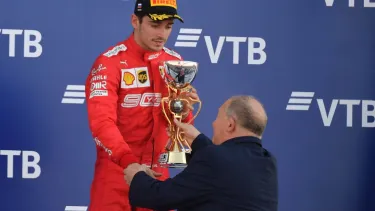 Leclerc_trofeo_podio_Rusia_2019_domingo_soymotor.jpg