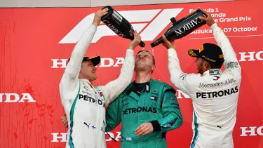 bottas-hamilton-Matt-Deane-podio-carrera-gp-japon-2018-soymotor.jpg