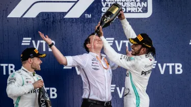 podio_Mercedes_Hamilton_Bottas_Rusia_2019_domingo_soymotor.jpg