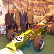 Bob Dance (izquierda) posa con la familia de Jim Clark ante el Lotus 38 de Indianapolis 1965 - LaF1