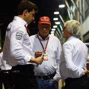 Ecclestone conversando con Toto Wolff y Niki Lauda - LaF1