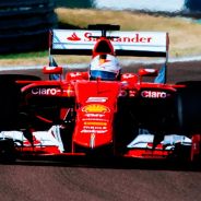 ¡Cazado! Vettel estrena en Fiorano los Pirelli súper anchos de 2017 - LaF1
