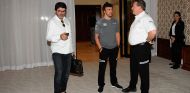 Luis García-Abad, Fernando Alonso y Zak Brown, ayer en Baréin - SoyMotor