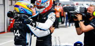 Fernando Alonso celebra la victoria de Esteban Ocon - SoyMotor.com