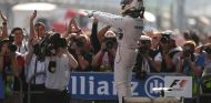 Lewis Hamilton celebra su victoria en Shanghai - LaF1.es