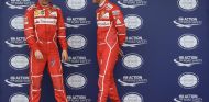 Kimi Räikkönen (izq.) junto a Sebastian Vettel (der.) – SoyMotor.com