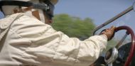 Derek Bell en pleno pilotaje del Porsche 718 de la Targa Florio - SoyMotor