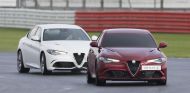 El primer Alfa Romeo Giulia va 'a ciegas' y el segundo hace de guía - SoyMotor