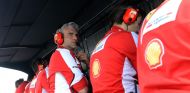 Arrivabene en el muro de Ferrari - LaF1.es