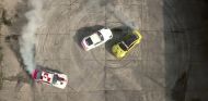 Fotograma del vídeo con los tres vehículos haciendo donuts - SoyMotor