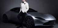Daniel Craig posa muy elegante con su Aston Martin DB10 - SoyMotor