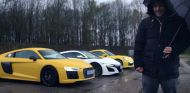 Chris Harris posa con los tres protagonista de su último vídeo para Top Gear - SoyMotor
