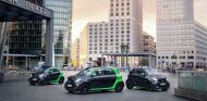 Los nuevos ForTwo coupé, ForTwo Cabrio y ForFour elétricos posan con carrocería negra y verde - SoyMotor