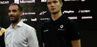 Abiteboul y Sirotkin durante la presentación de Renault 2017 - SoyMotor.com