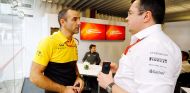 Cyril Abiteboul (izq.) jefe de Renault, junto a Eric Boullier (der.) ante la presencia de Fernando Alonso (fondo) – SoyMotor.com