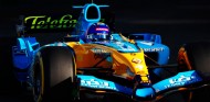 Alonso vuelve a pilotar el Renault R25: reencuentro en Abu Dabi - SoyMotor.com