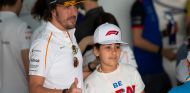 Fernando Alonso con una niña de parrilla en Sakhir - SoyMotor.com