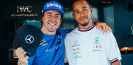 Se acabó la polémica: ¡Alonso ya tiene su gorra de Hamilton! - SoyMotor.com
