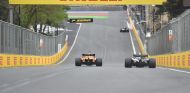 Fernando Alonso y Lewis Hamilton en Bakú - SoyMotor.com