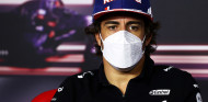 Alonso pide a la FIA cambiar el foco: "¿El derrape de Verstappen? Hay que vigilar los track limits" - SoyMotor.com