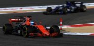 Alonso luchó con Sauber y Renault en Baréin - SoyMotor.com
