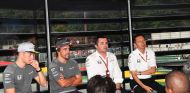 El equipo McLaren en su rueda de prensa del sábado - SoyMotor