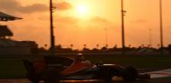 Fernando Alonso en Yas Marina durante el test Pirelli - SoyMotor.com